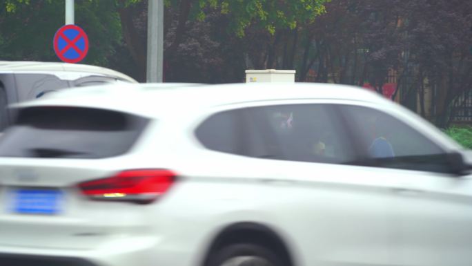 雨中学生上学车流人流