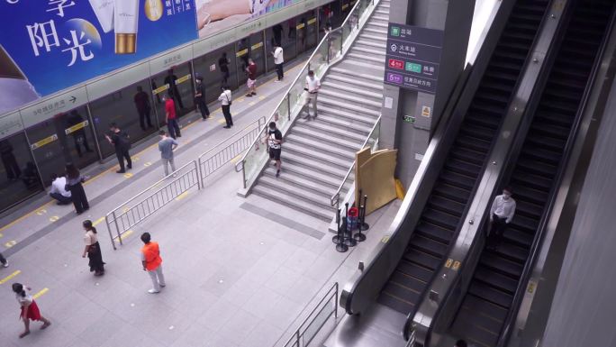 深圳地铁进出站安检