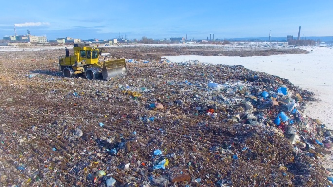推土机在城市垃圾填埋场工作。