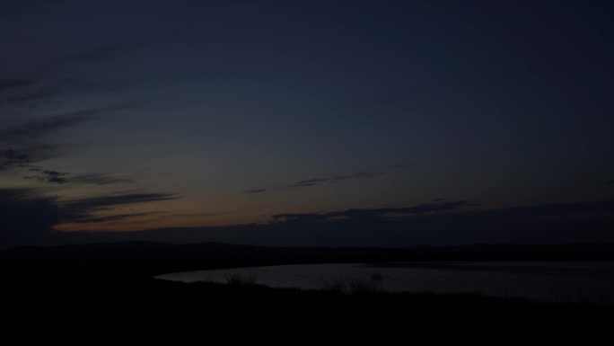 夕阳月色下大草原湖边云朵延时