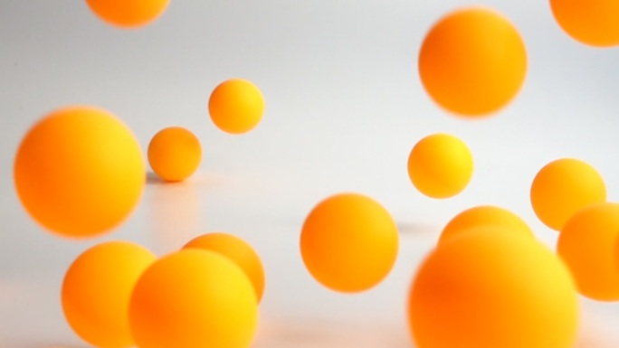 许多橙色的球以慢动作落下