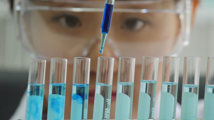 一位科学家用移液管分析有色液体