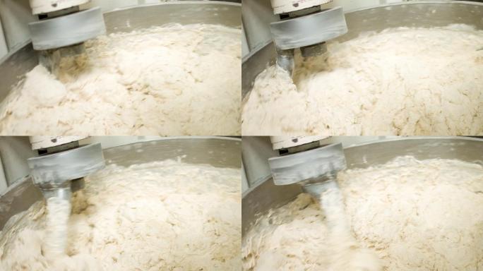 在面包房用机器搅拌面粉