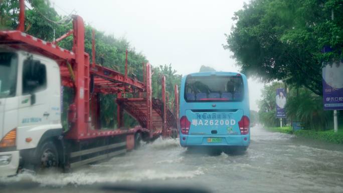 大雨中涉水路段的车流