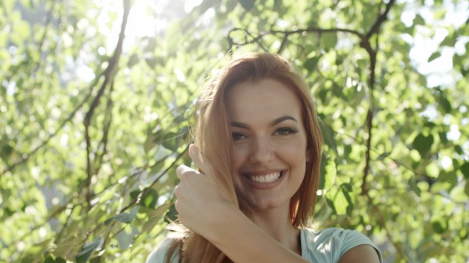 微笑的年轻女人唯美阳光森林树叶逆光竹林柳