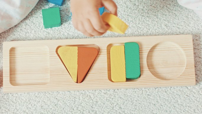 孩子玩木制玩具婴儿分拣机与几何图形