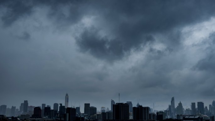 城市天际线上的雷雨延时