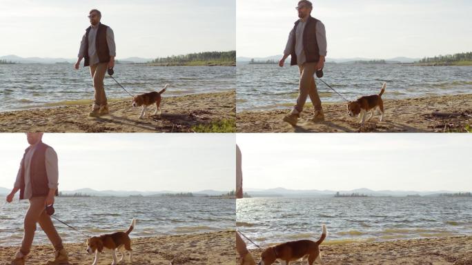 中年男子在美丽的湖边遛狗