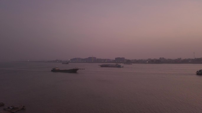 夕阳余晖铺满江面轮船在晚霞中航行