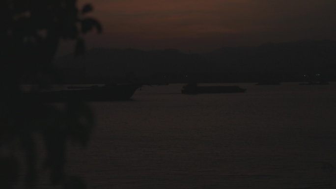 夕阳余晖铺满江面轮船在晚霞中航行
