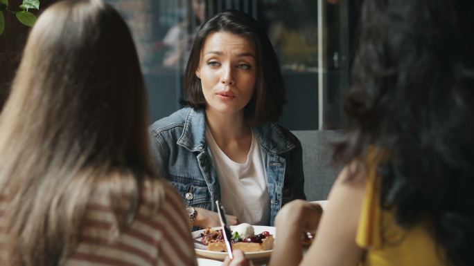 在餐厅就餐的三个女人