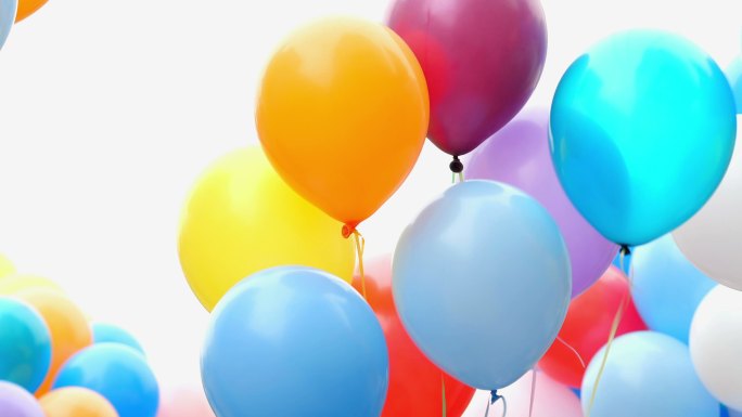 喜庆的彩色氦气球欢乐生日聚会