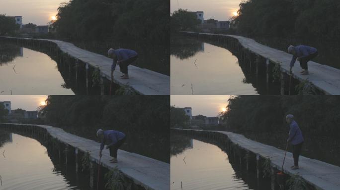 夕阳小桥流水石板路老人洗拖把