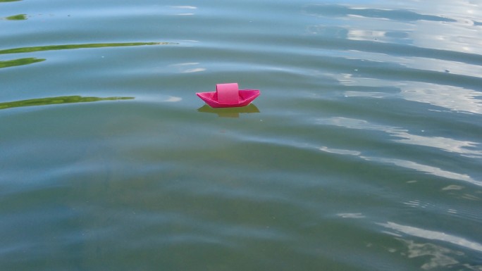 漂泊水面小纸船水倒影