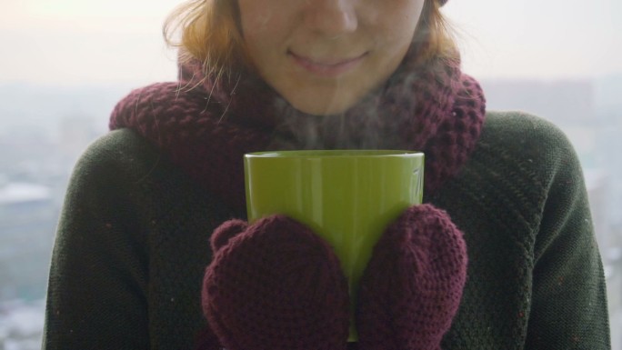冬天的早晨，女人喝绿茶或咖啡