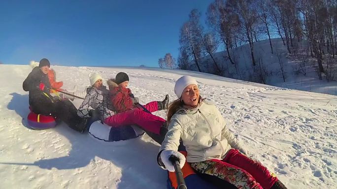 快乐的家庭在雪地滑雪