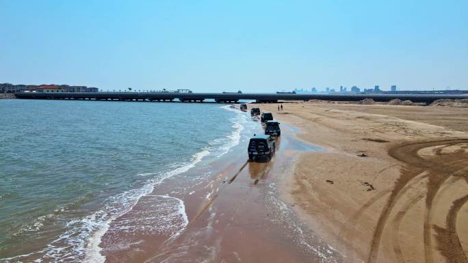 航拍海边沙滩越野