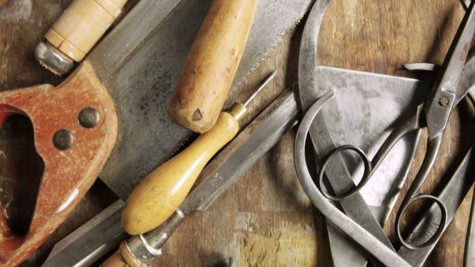 传统的手工工具摆在木工作台上