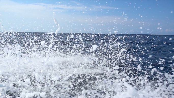摩托艇在海里行驶溅起的水花