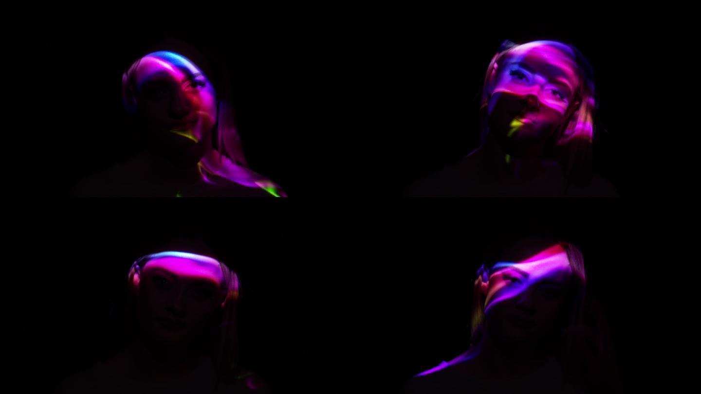五彩斑斓的光投射在女人脸上