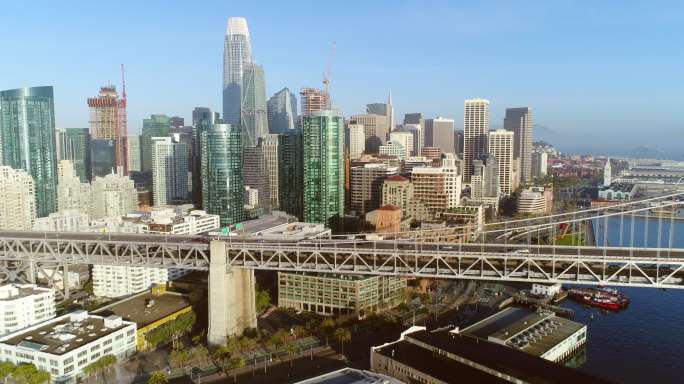 日出时的旧金山城市天际线和海湾大桥鸟瞰图