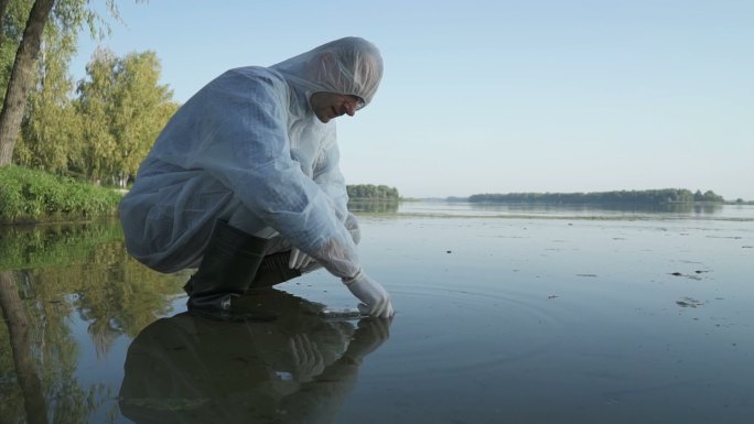 科学家在水中取样进行检测