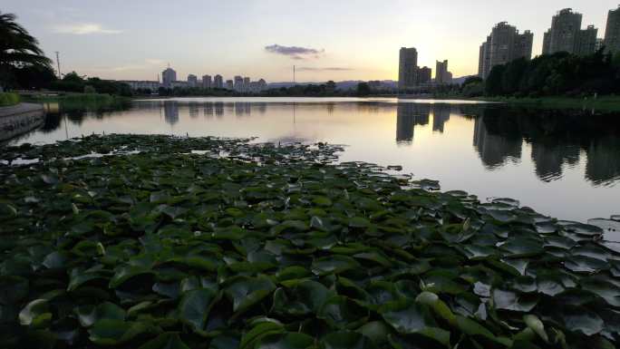 湖水映照彩色天空