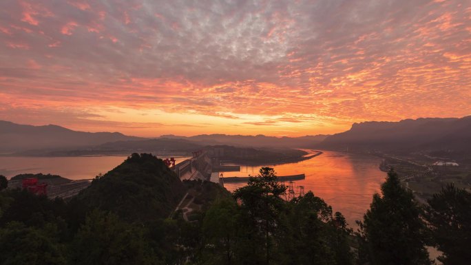 三峡大坝看日出