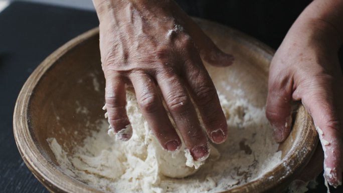 面包师用手揉面团