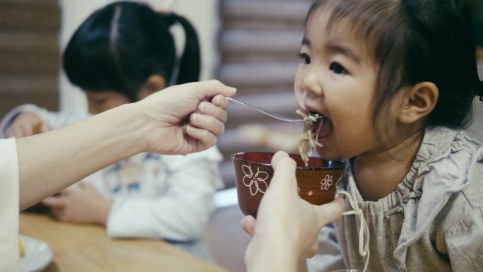 一家人在吃面4K游玩吃饭