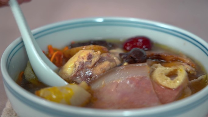 汽锅鸡视频云南汽锅鸡盛汤特写