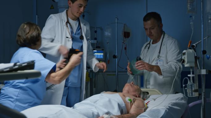 医疗小组在病人身上使用除颤器