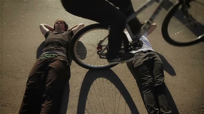骑自行车跳过躺在地上的人