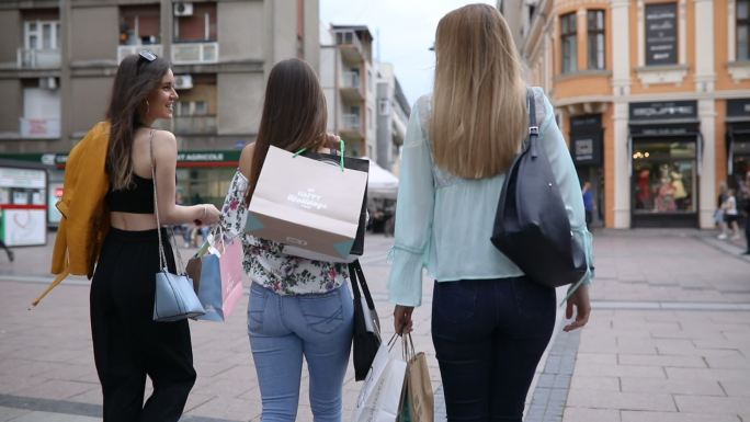 朋友们一起购物国外逛街街边街头购物外国女