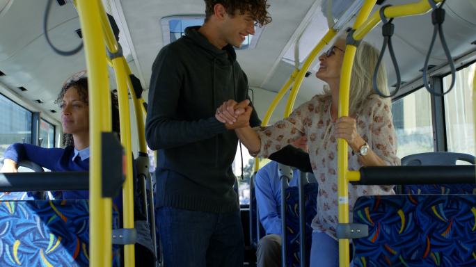 在乘坐公交车时帮助别人