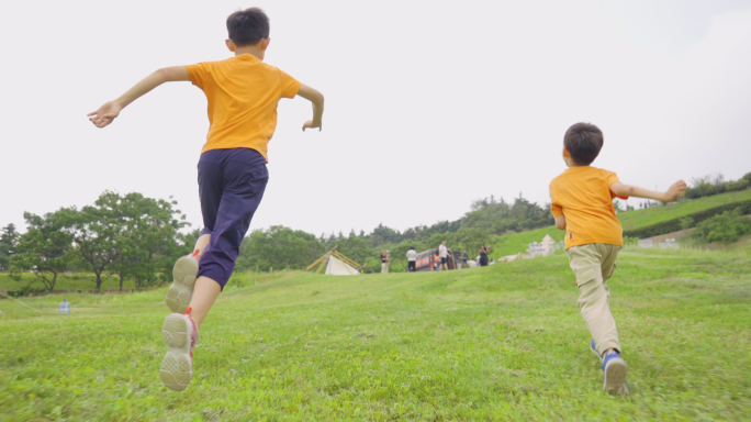 4K两个孩子在草地上快乐奔跑