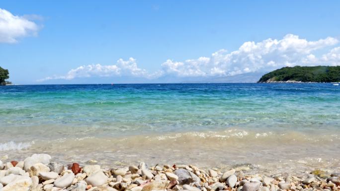 希腊的一个海滩，海水清澈湛蓝