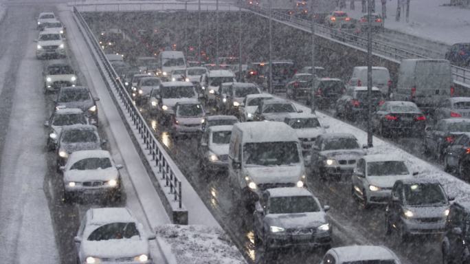 雪地里高速公路地下通道的交通堵塞