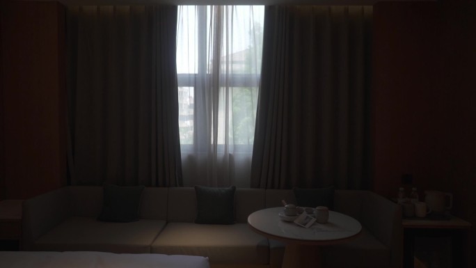 酒店房间自动打开的窗帘
