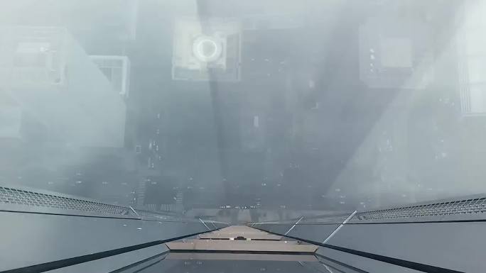深圳平安国际金融中心顶俯拍云雾车流延时
