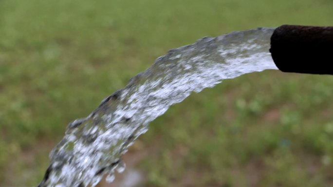 淡水落入灌溉渠水管流出喷灌