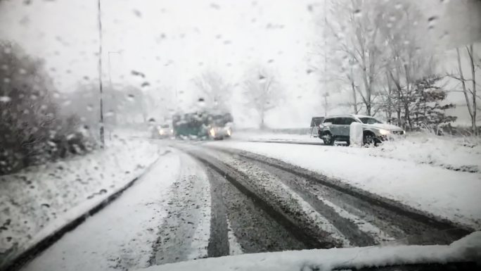 下雪时开车