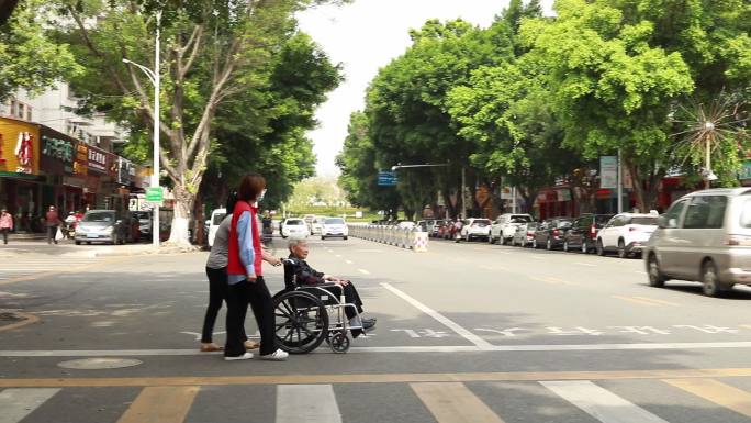 社区和谐公益志愿者老人过马路