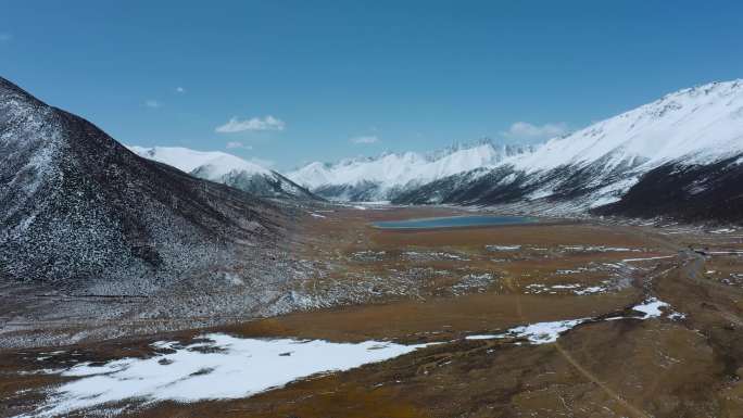 4k西藏风光视频高原湖泊黄色山谷雪山雪峰