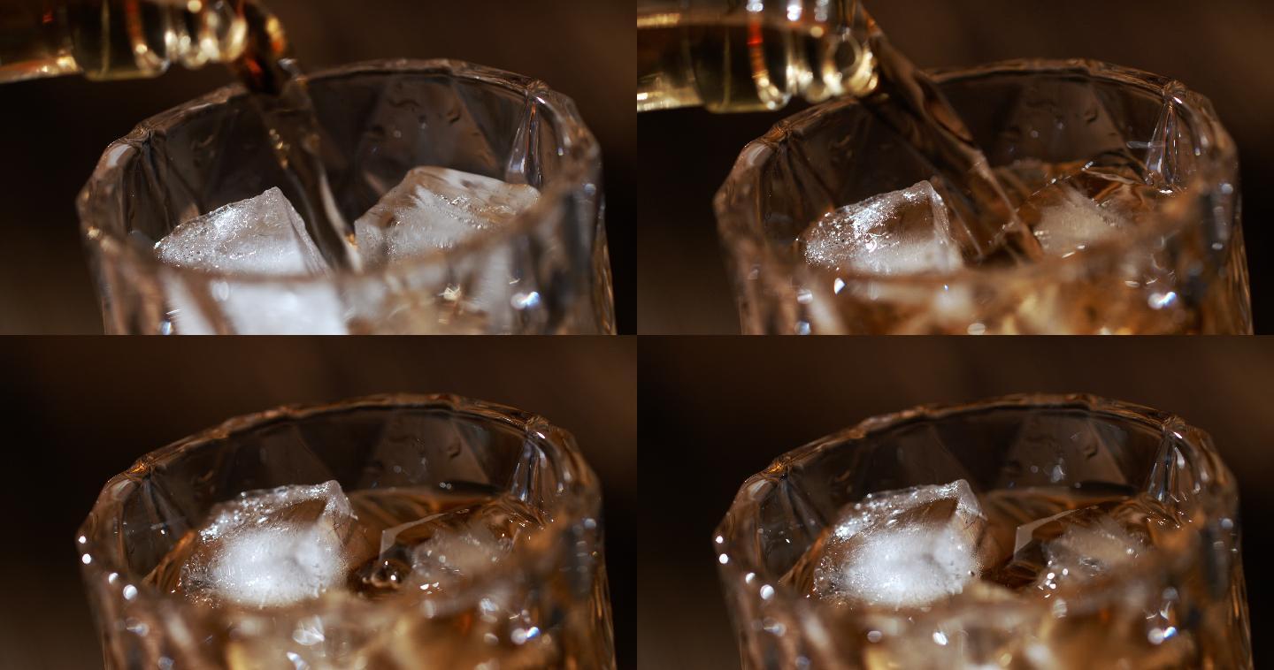 往加满冰块的杯子里倒威士忌