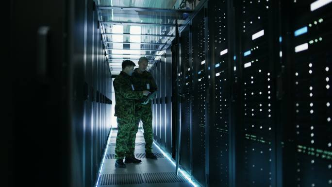 在数据中心，军人正在使用服务器机架机柜