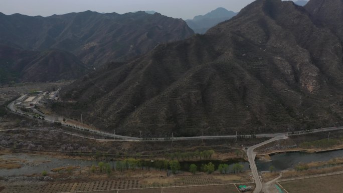 车辆行驶深山小路，山间公路