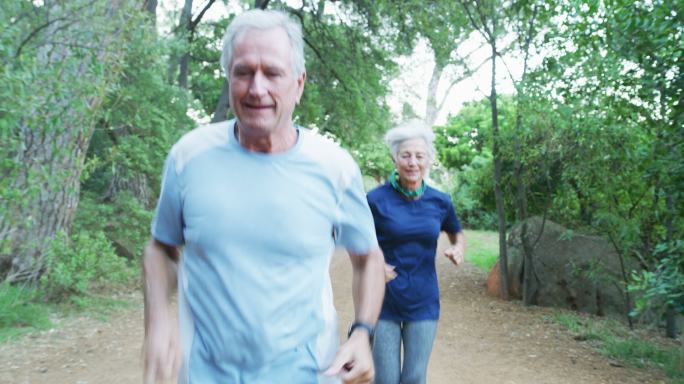老年人在进行慢跑运动锻炼身体