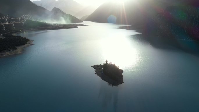 4k西藏风光视频清晨薄雾高原湖泊湖心小岛