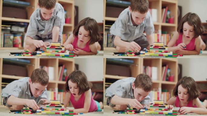 两个孩子在家玩塑料砖